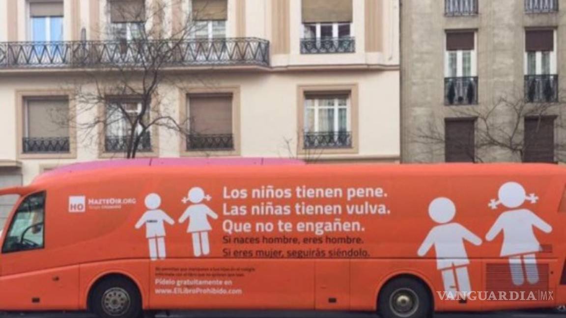 $!Polémico autobús con lemas contra la transexualidad infantil se pasea por Madrid