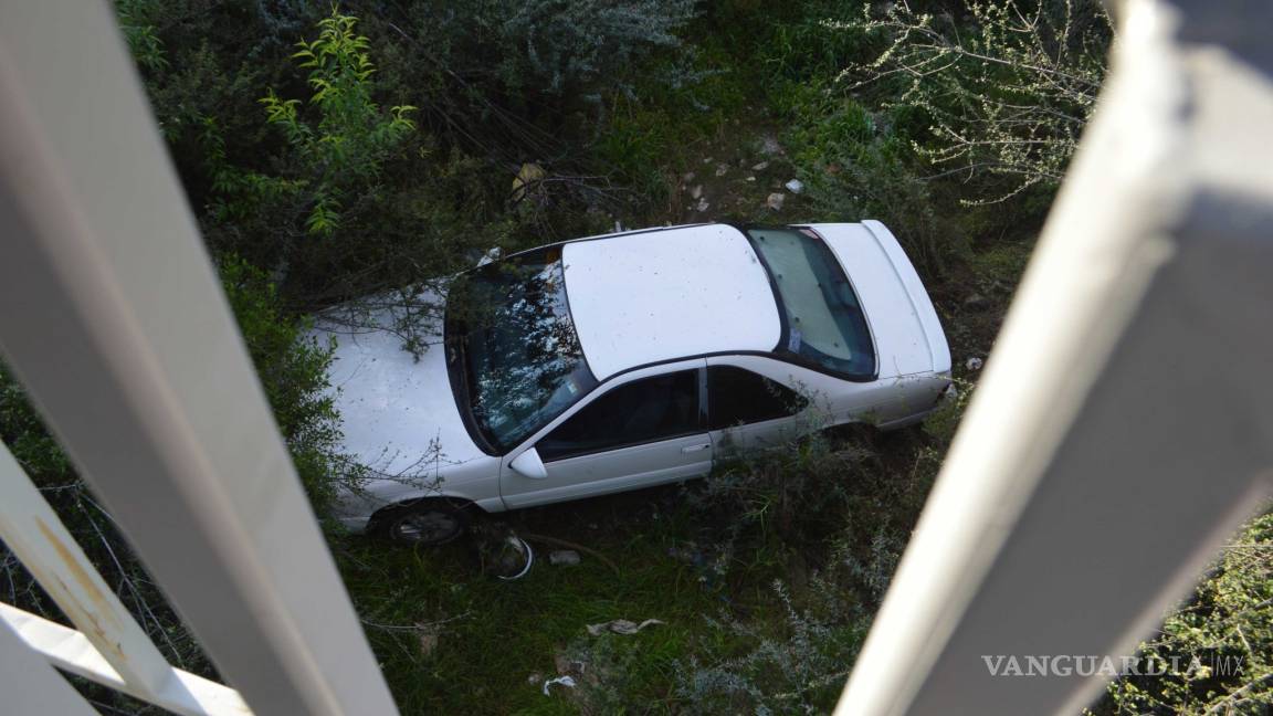 Mujer resulta ilesa tras caer en su auto a arroyo de Saltillo