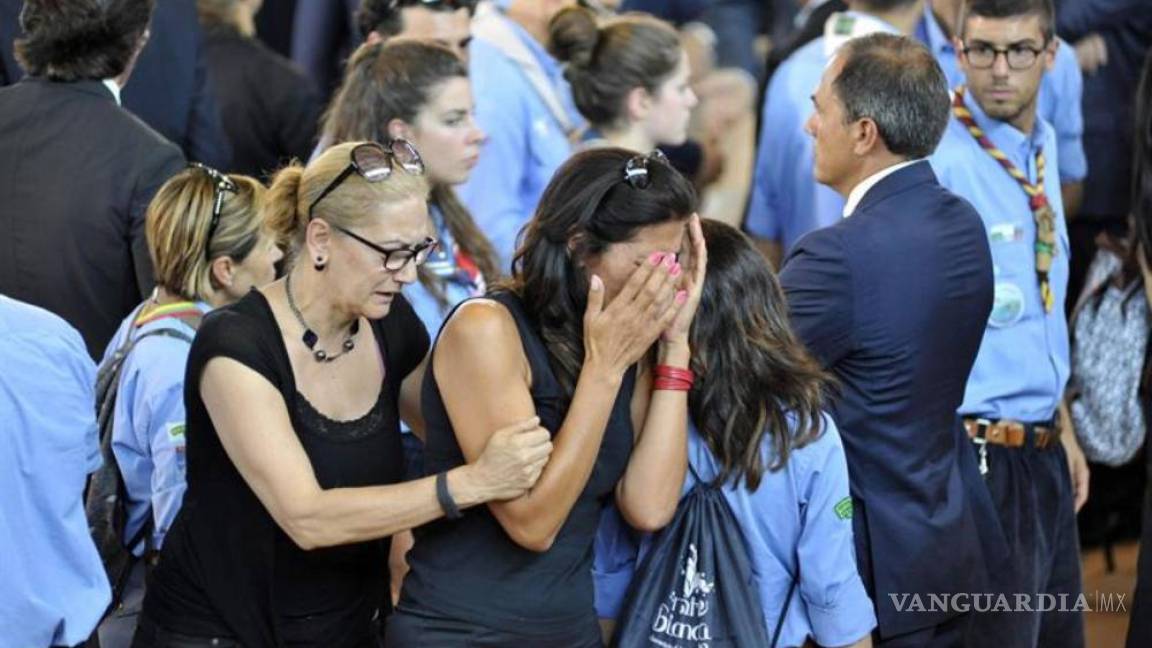 Entre lágrimas, Italia despide a las víctimas del terremoto