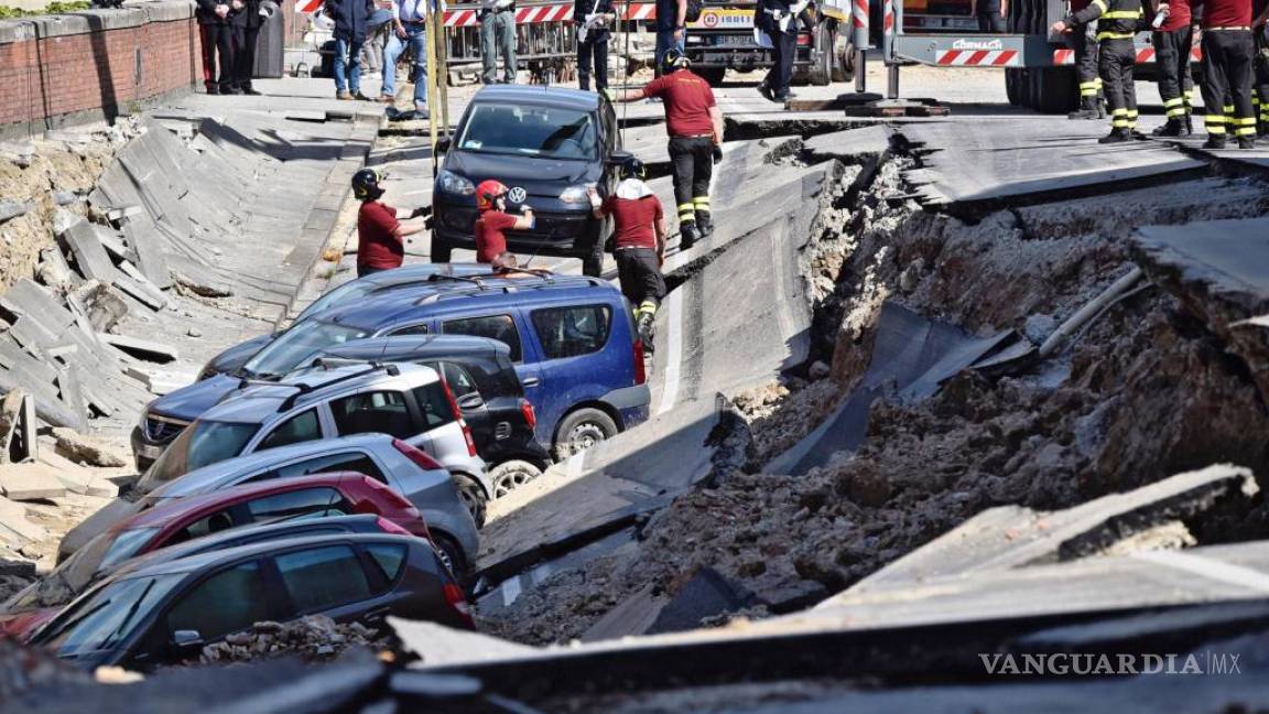 Socavón se engulló hoy a decenas de automóviles en Florencia