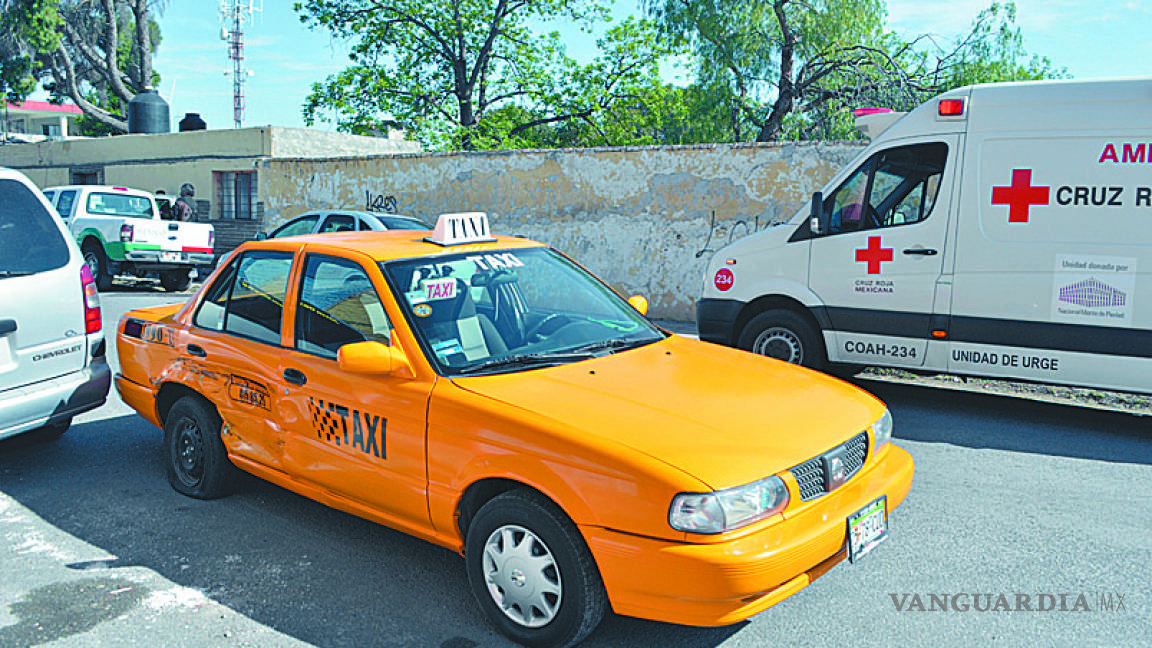 En Saltillo, taxista no hace alto y choca contra auto