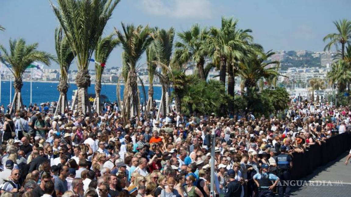 Miles de franceses homenajean a las víctimas de Niza