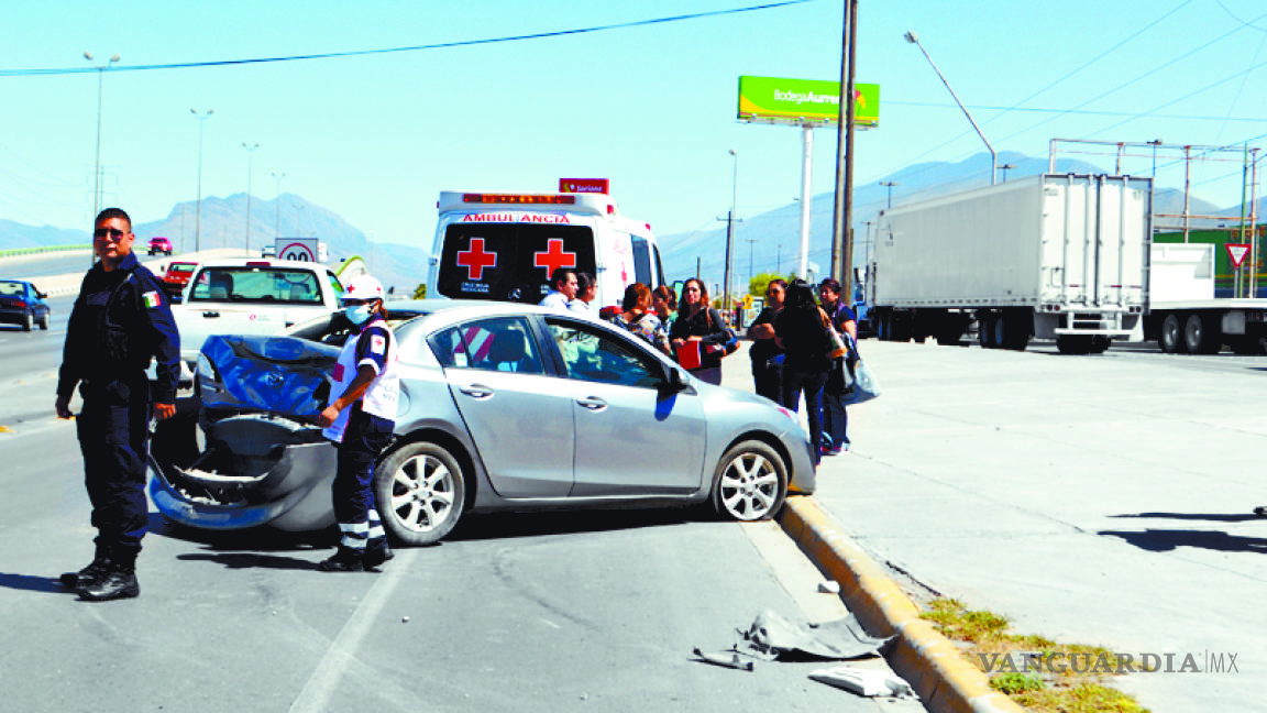 Camión impacta auto de mujer en bulevar Fundadores, al oriente de Saltillo