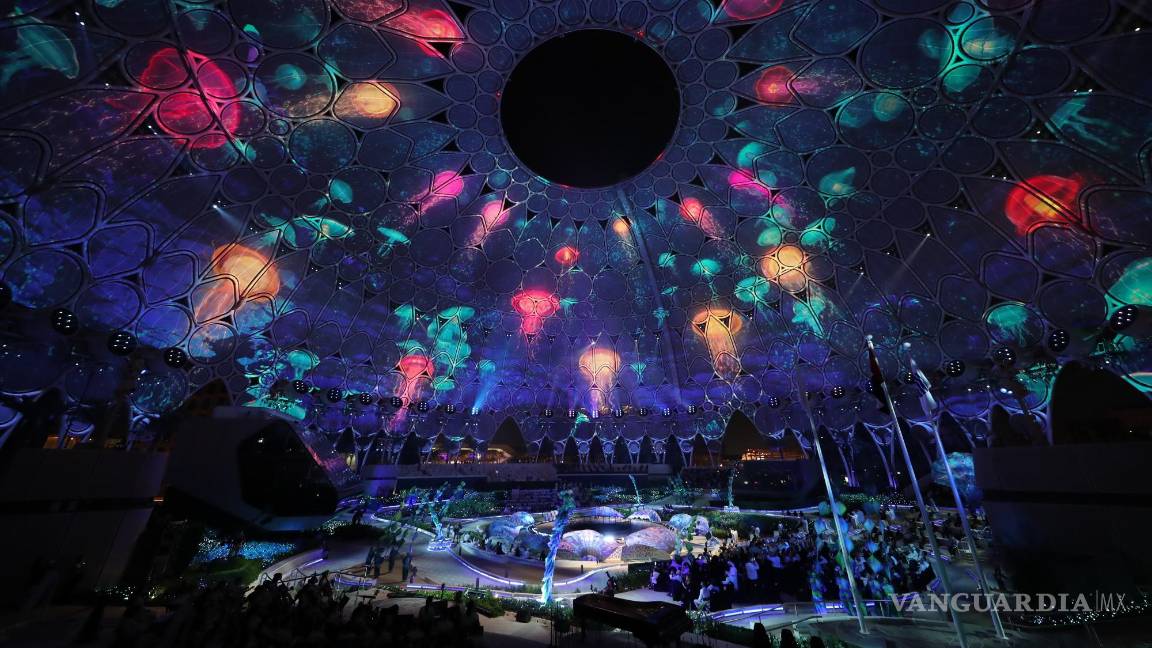 $!Los bailarines se presentan en el centro de espectáculos de Al Wasl Plaza en el sitio de la EXPO durante la ceremonia de apertura oficial de la EXPO 2020, Dubai, Emiratos Árabes Unidos. EFE/EPA/Ali Haider
