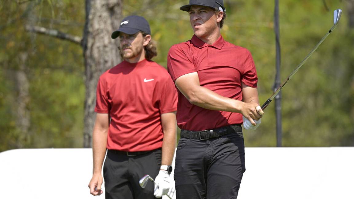 Golfistas se visten de rojo en honor a Tiger Woods