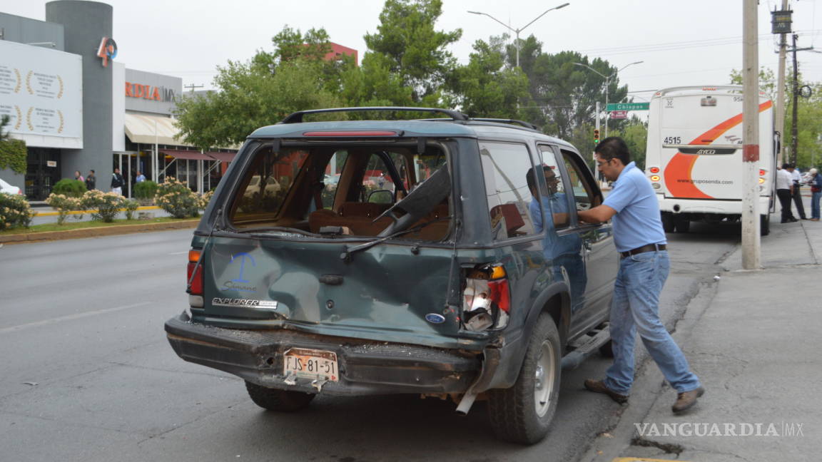 Transporte de personal causa aparatoso accidente en Saltillo