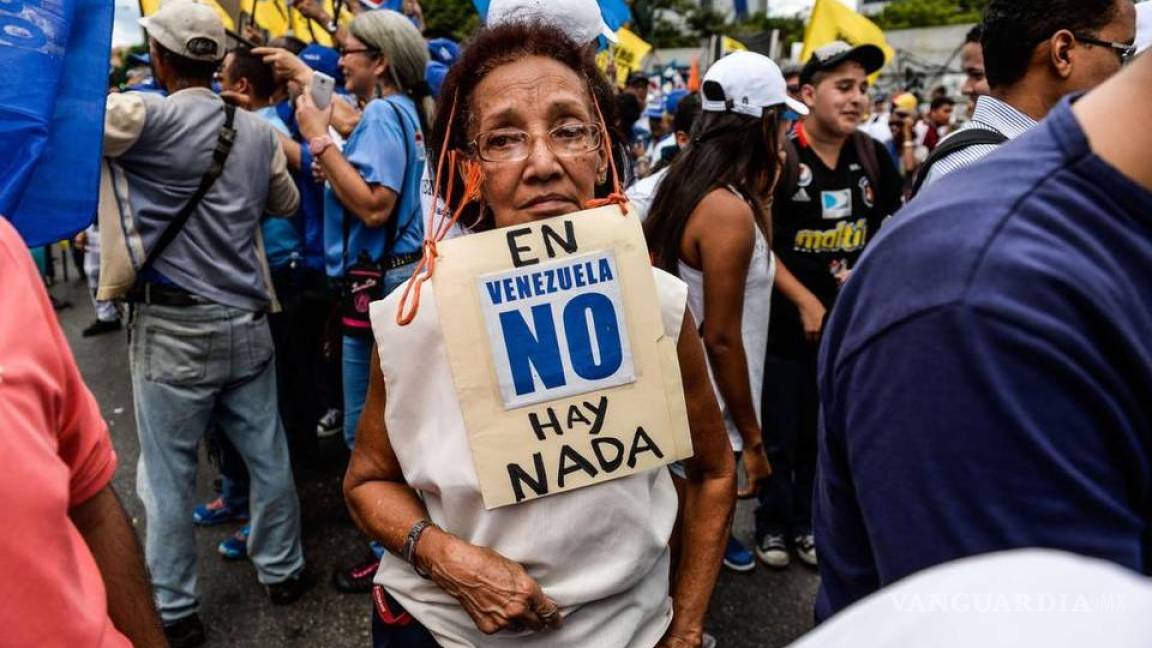 Venezolanos ya no tienen refrescos, papel de baño y condones