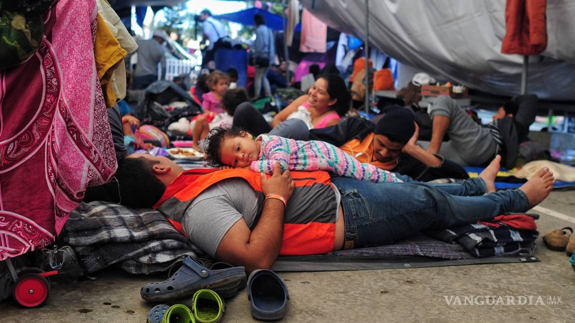 Migrantes rebasan capacidad de albergue en Tijuana