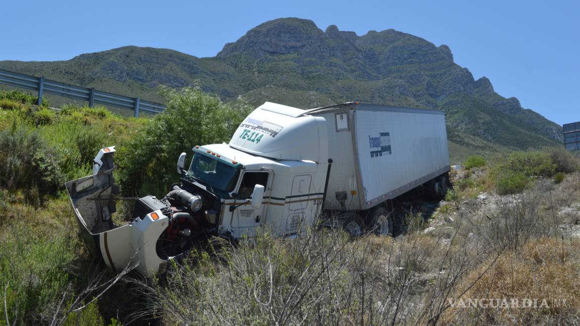 Carga regada en la Saltillo-Monterrey ocasiona tres accidentes y caos vial