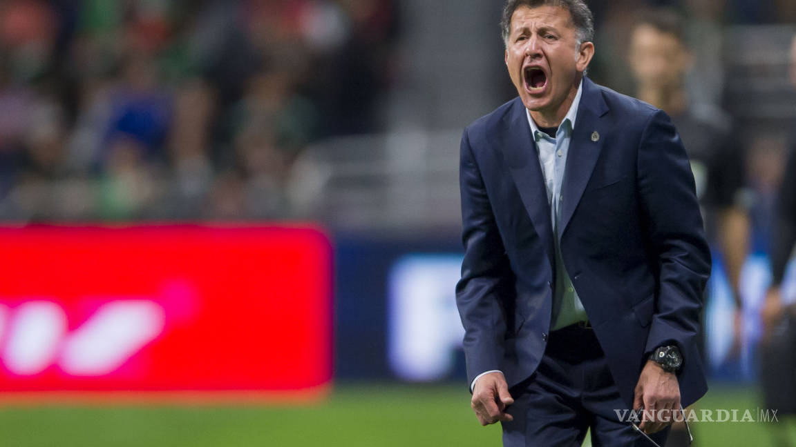 Juan Carlos Osorio fuera de control, da manotazo a un árbitro en pleno partido