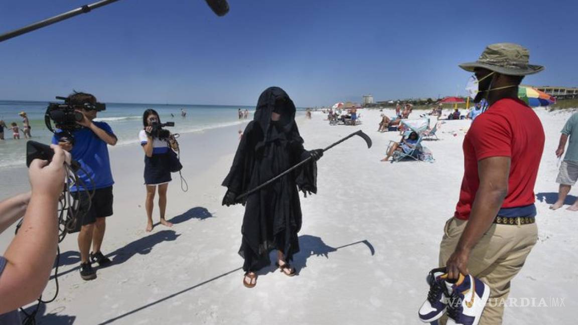 $!Aparece 'la muerte' en playa de Estados Unidos, para advertir a turistas