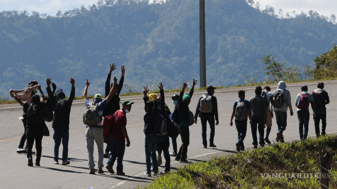 Cientos de hondureños intentan salir del país en caravana rumbo a Estados Unidos tras paso de huracanes