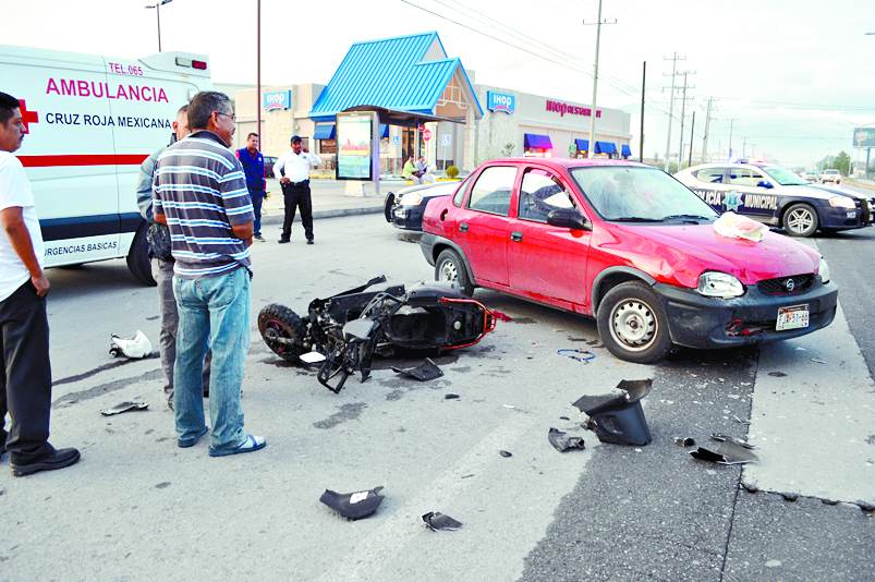 Motociclista se impacta contra auto, en Saltillo