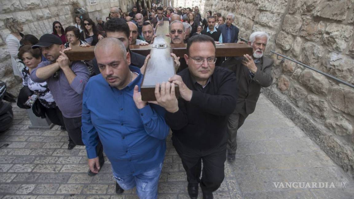 Miles de peregrinos celebran procesión de Viernes Santo en Jerusalén