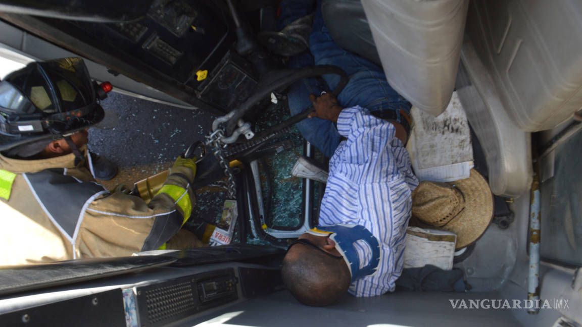 Rescatan a trailero atrapado tras accidente en carretera a Zacatecas
