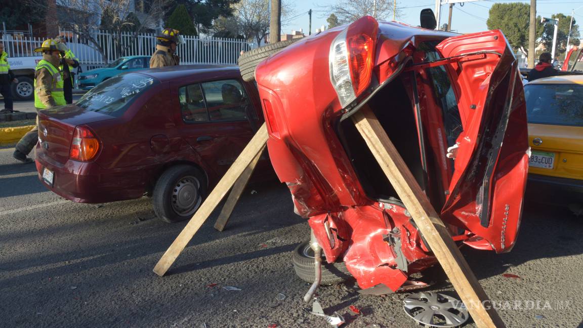 $!Tras sufrir un infarto cerebral, taxista causa carambola en bulevar Coss de Saltillo