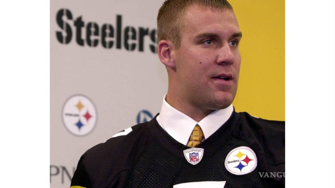 $!La selección de primera ronda de los Pittsburgh Steelers, el mariscal de campo de Miami, Ohio, Ben Roethlisberger el lunes 26 de abril de 2004. AP/Gene J. Puskar