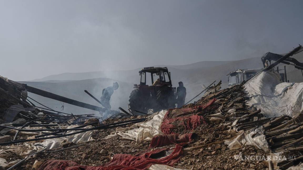 $!Palestinos beduinos quemaron las partes de sus viviendas que no pudieron llevarse para evitar que colonos israelíes los utilicen.