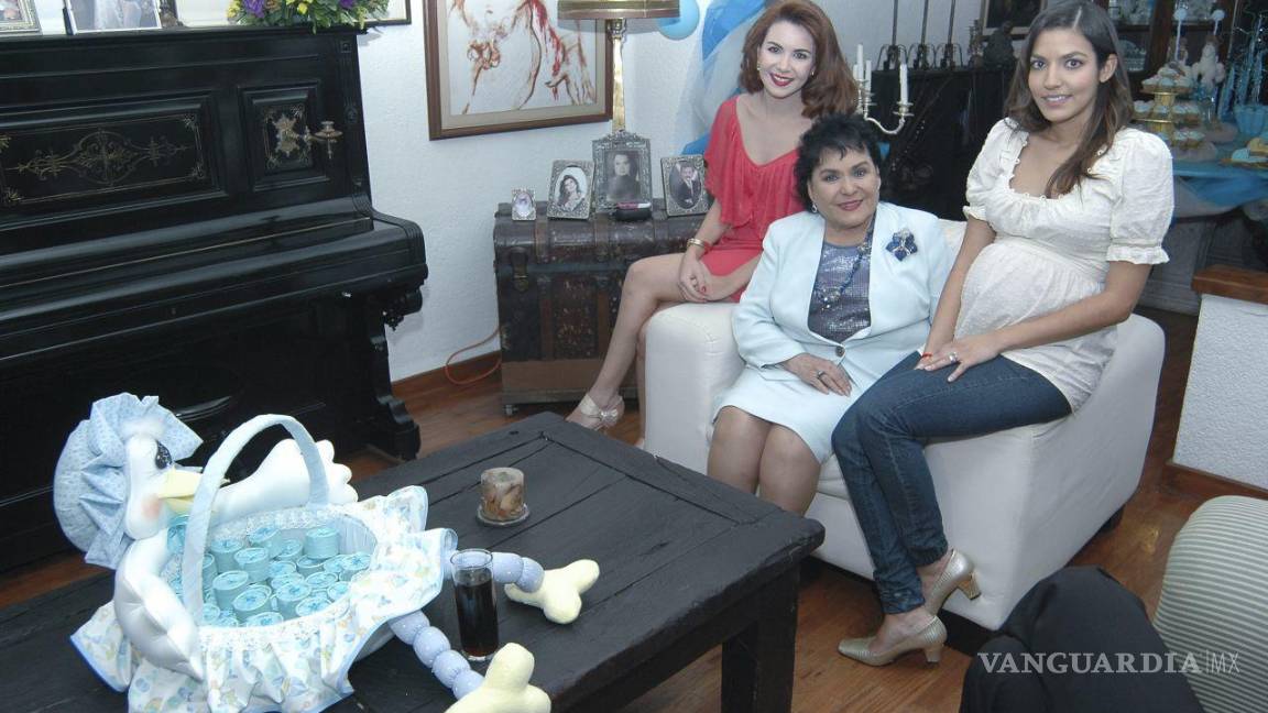 $!10 de septiembre de 2011. Carmen Salinas en la celebración de la próxima llegada de Pedro, su primer bisnieto de Carmen. Cuartoscuro/Francisco Rodríguez