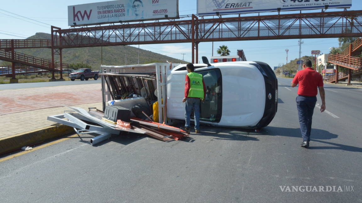 Vuelca camión con material de construcción, en bulevar de Ramos Arizpe