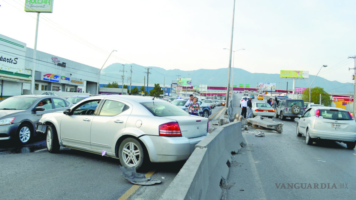 Dos autos dañados y caos vial tras accidente en LEA