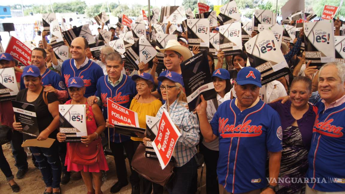 $!Gobernador entrega escrituras a 155 familias de Monclova