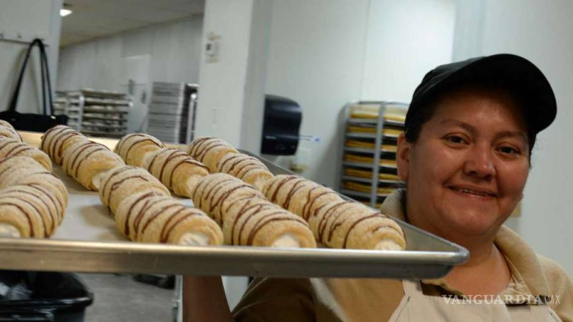 Inmigrantes hornean pan dulce para damnificados por Harvey