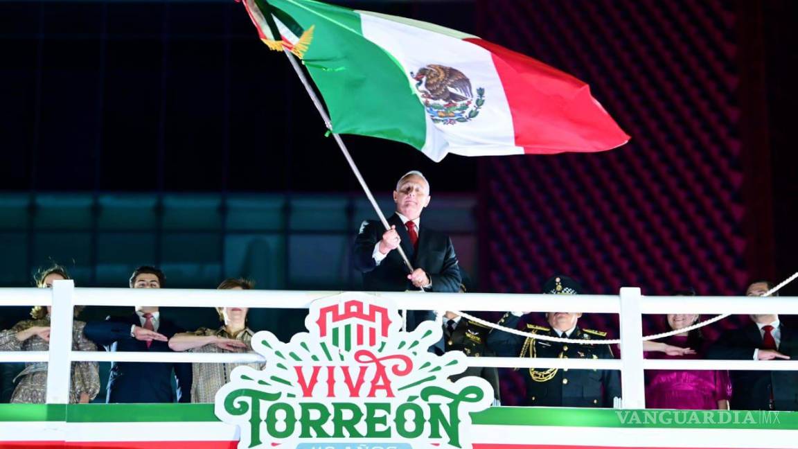 $!Las familias torreonenses se reunieron en la Plaza Mayor para conmemorar el 215 aniversario del Grito de Independencia y el 118 aniversario de la ciudad.