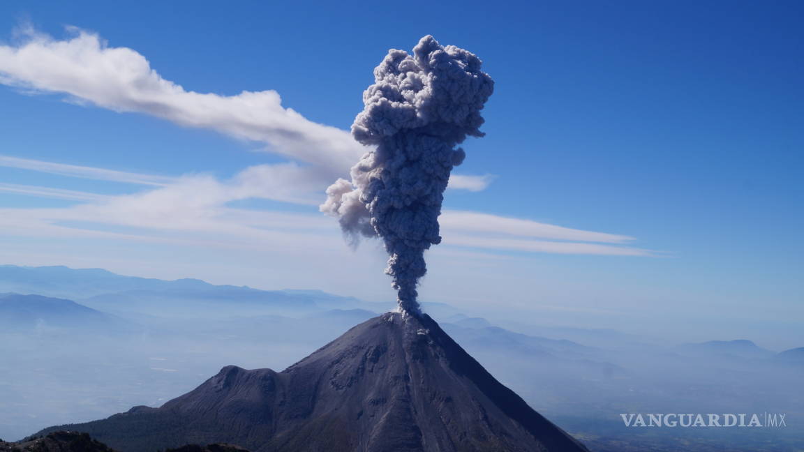 El volcán Colima emite una fumarola de más de 2.000 metros