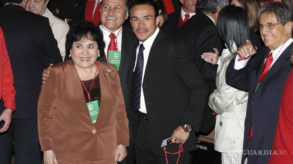 $!27 de noviembre de 2011. Carmen Salinas en el registro de Enrique Peña Nieto como precandidato del PRI, para contender por la presidencia de México. Cuartoscuro/Guillermo Perea
