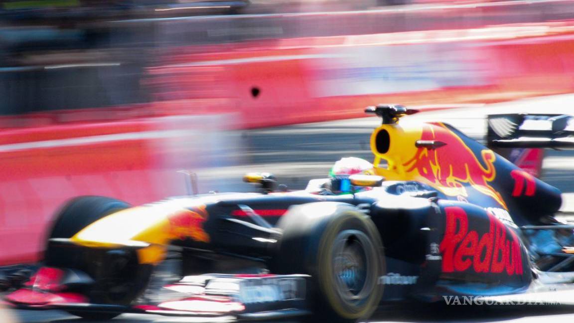 $!Sergio Checo Pérez, piloto mexicano de la Fórmula 1 participó en el Show Run organizado por Red Bull, donde ofreció a los aficionados al automovilismo deportivo tres vueltas sobre Paseo de la Reforma abordo de su monoplaza RV7. Cuartoscuro/Daniel Augusto