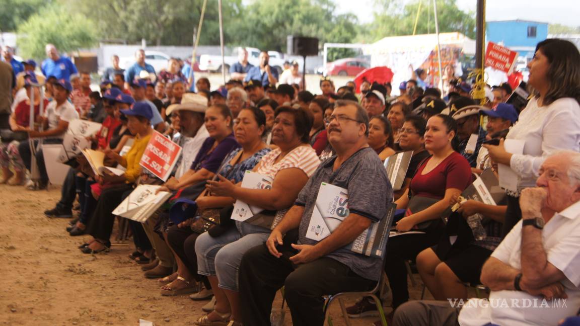 $!Gobernador entrega escrituras a 155 familias de Monclova