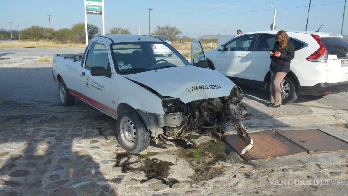 Por ‘cerrón’ choca con gasolinera abandonada