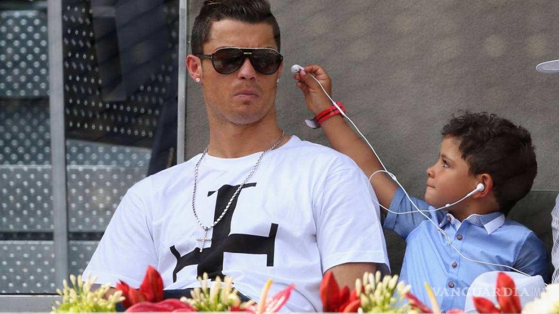 Hijo de Cristiano Ronaldo conquista las redes cantando tema de Nicky Jam