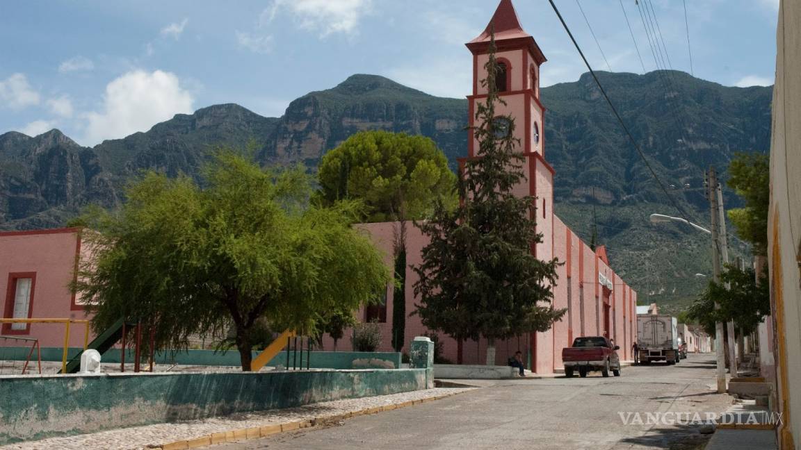 Cierran iglesia por brote de COVID en Sierra Mojada, entierran a 8 en una semana