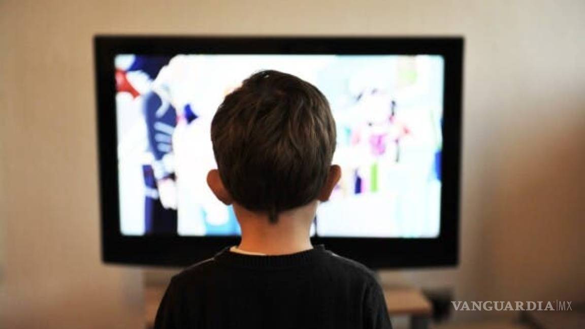 Riesgos en salud por clases en TV: llaman expertos a tomar medidas para menores en casa