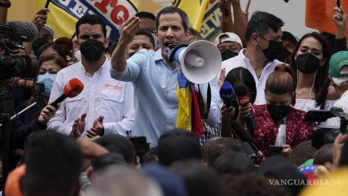 Retoma Guaidó las calles; chavismo muestra músculo