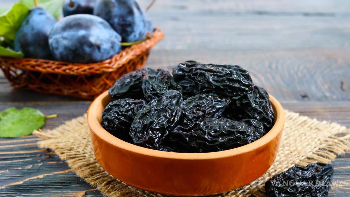 $!Agrega ciruelas pasas picadas a ensaladas de hojas verdes o combínalas con queso para un untable delicioso.