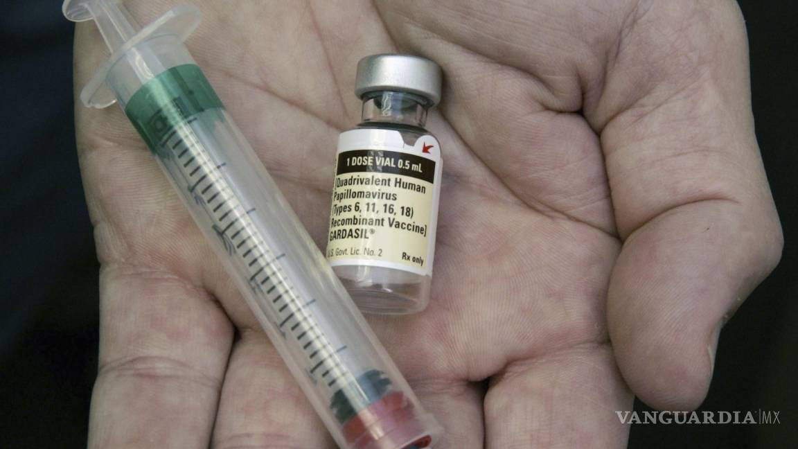 $!Un médico sostiene un frasco de Gardasil, la vacuna contra el virus del papiloma humano, el 28 de agosto de 2006, en Chicago.