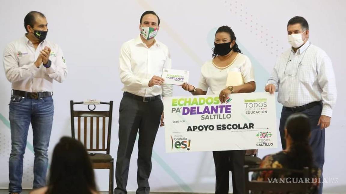 $!Entrega apoyos a alumnos de bachillerato