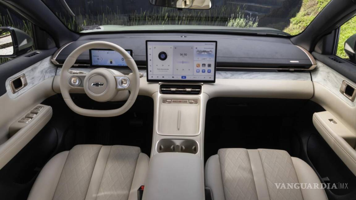 $!El interior destaca por la enorme pantalla vertical de 15.6” y su enfoque orientado a la practicidad.