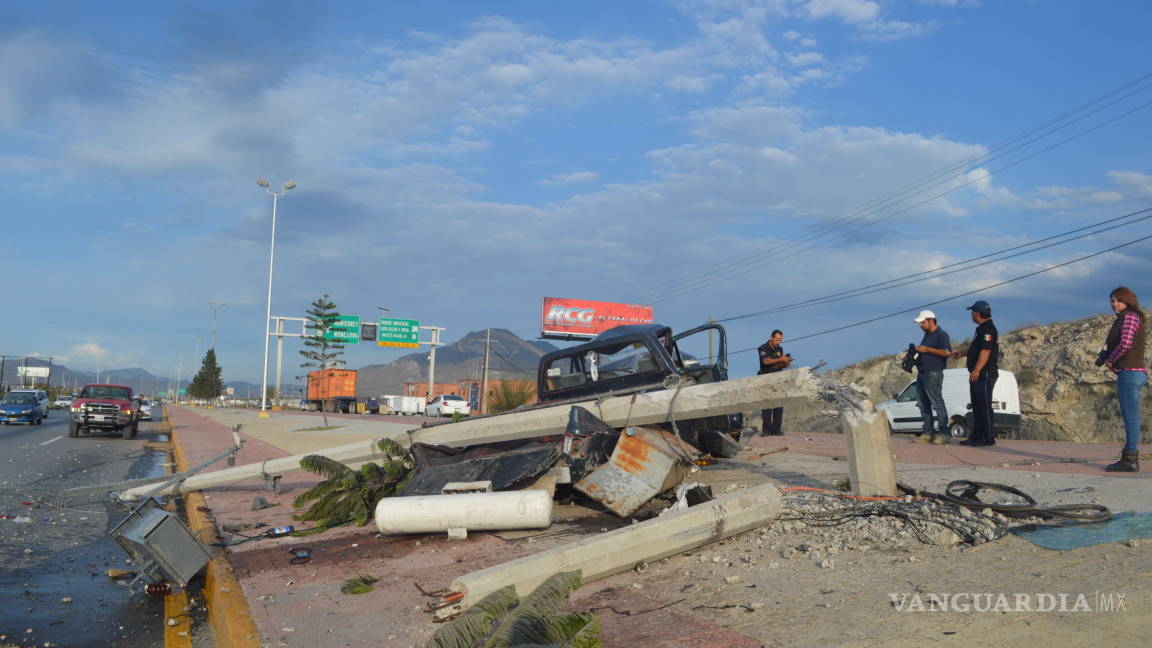 Aparatoso accidente en la carretera Monterrey - Saltillo deja dos heridos