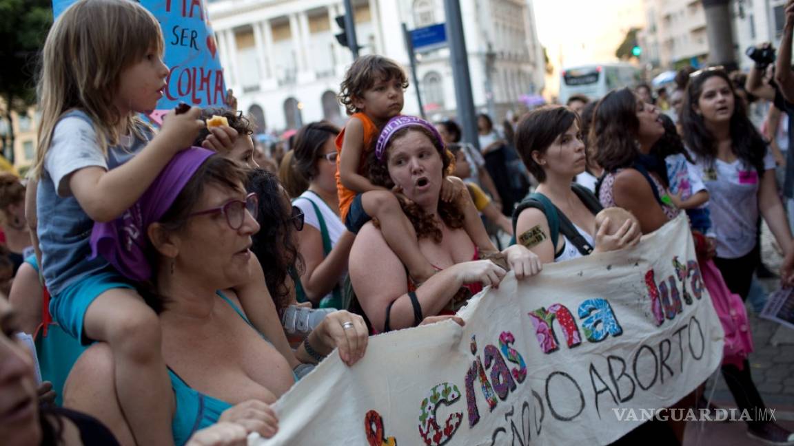 Miles de mujeres marchan en Brasil contra prohibición del aborto