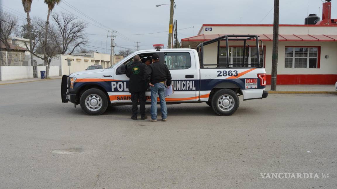 Evidencia en Facebook a policía de Sabinas extorsionadora... y la dan de baja (video)