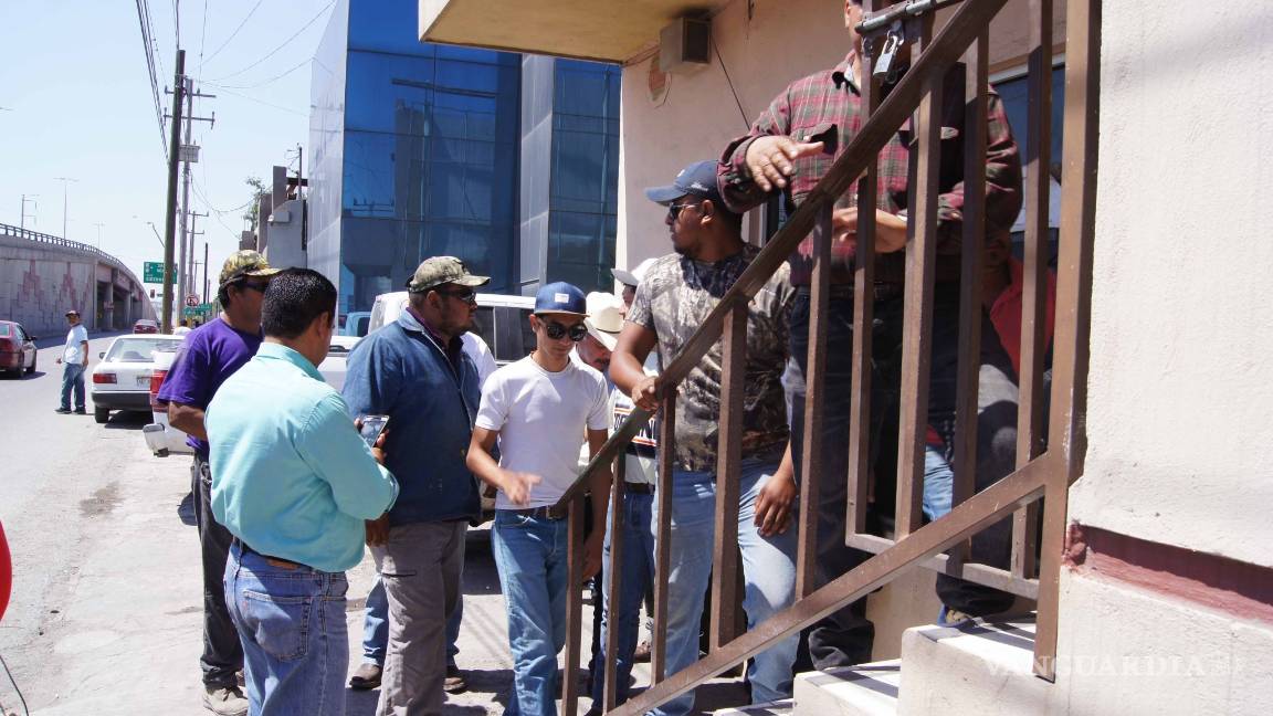 $!Trabajadores de Aleris y FASEMEX protestan en la Junta de Conciliación y Arbitraje de Monclova