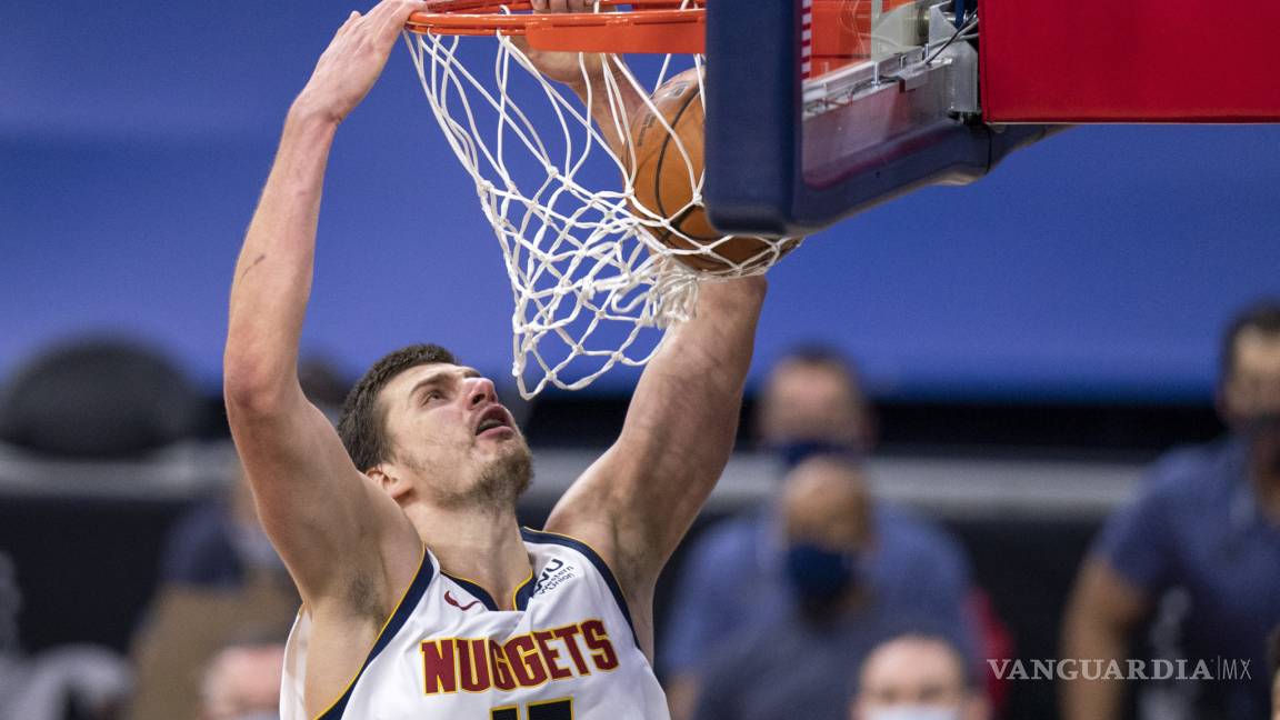 Nuggets se aprovechan de unos Sixers mermados en la NBA