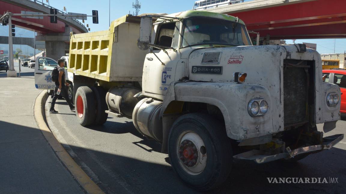 $!Le falla el cálculoa chofer de camión y pega por alcance en Saltillo