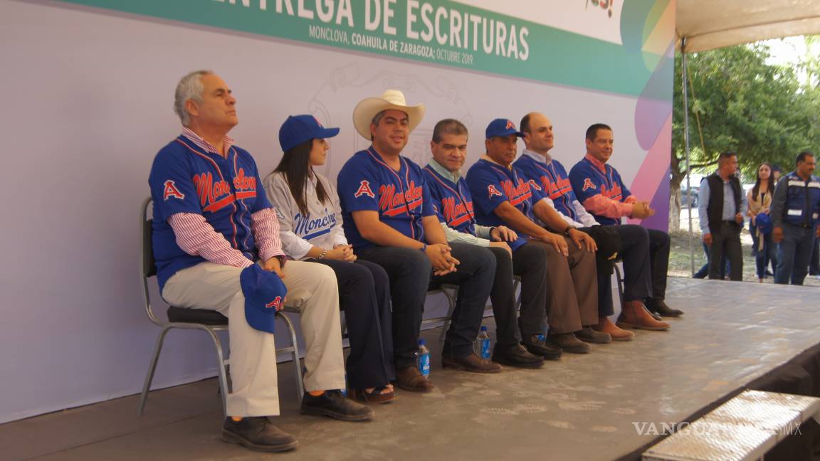 $!Gobernador entrega escrituras a 155 familias de Monclova