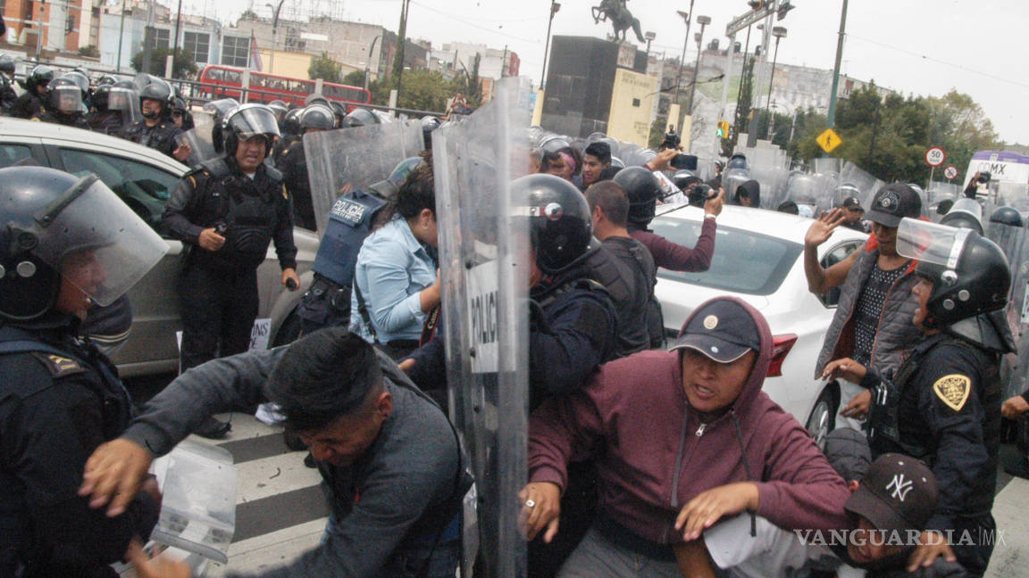 Riñen comerciantes de Tepito y policías capitalinos sobre de Reforma (Video)