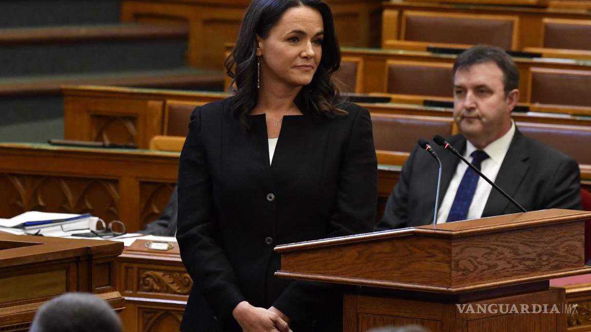 $!La recién electa presidenta húngara, Katalin Novak, presta juramento durante su ceremonia de investidura en Budapest, Hungría. EFE/EPA/Zoltan Mathe